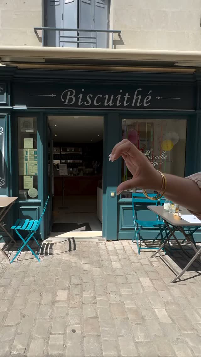 𝐐𝐮𝐚𝐧𝐝 𝐭𝐨𝐧 𝐥𝐨𝐯𝐞‑𝐥𝐚𝐧𝐠𝐚𝐠𝐞, 𝐜’𝐞𝐬𝐭 𝐝’𝐨𝐟𝐟𝐫𝐢𝐫 𝐮𝐧𝐞 𝐠𝐥𝐚𝐜𝐞 𝐁𝐢𝐬𝐜𝐮𝐢𝐭𝐡𝐞́ 🍦💕

Il y a mille façons de dire « 𝑗𝑒 𝑡’𝑎𝑖𝑚𝑒 », mais nous, on a une petite préférence… celle où l’on tend une glace artisanale, préparée avec amour 🥰

Alors, pour tous les gourmands du cœur, rendez‑vous chez Biscuithé !
Et vous, c’est lequel votre parfum de l’amour ? 💬🍨