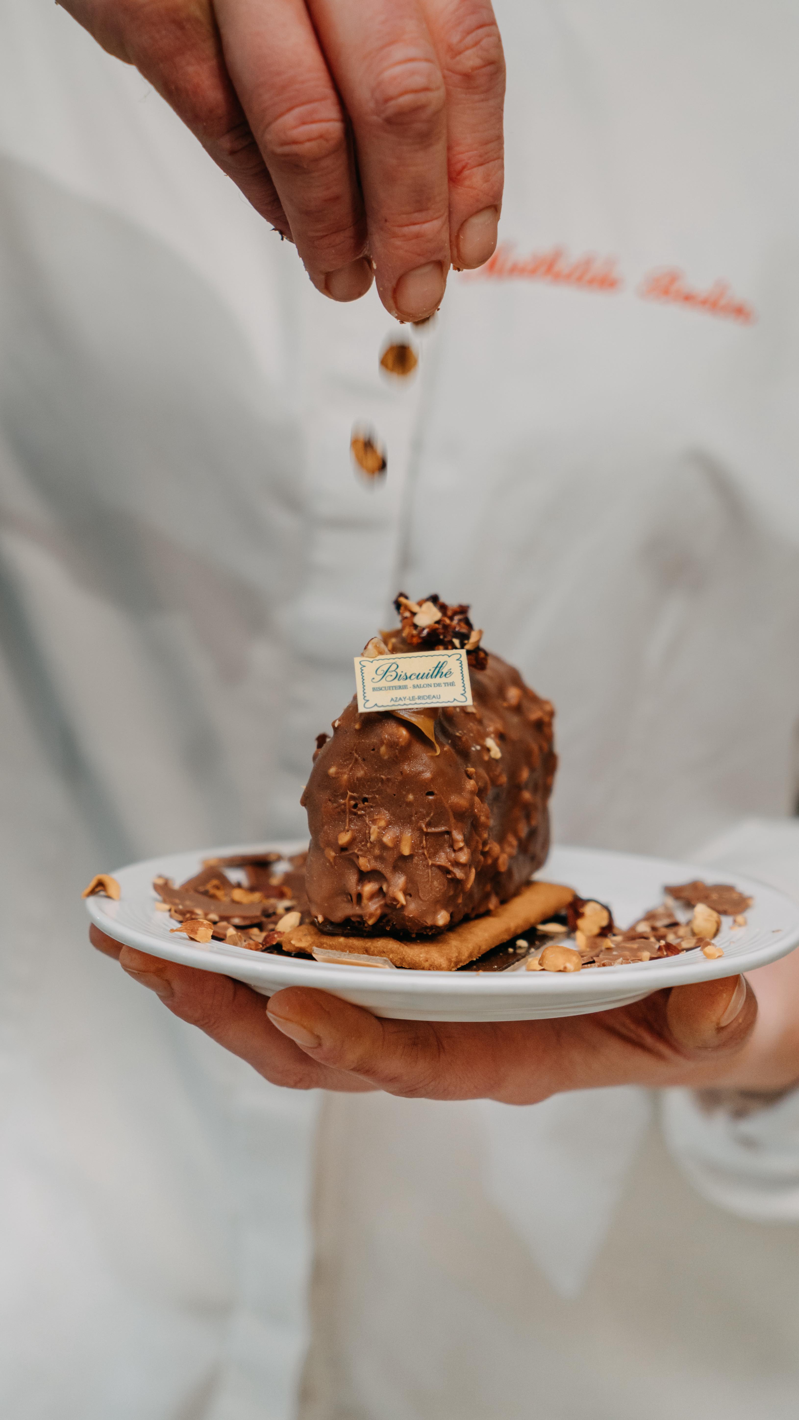 ✨ 𝗟𝗮 𝗺𝗮𝗴𝗶𝗲 𝗱𝗲 𝗡𝗼𝗲𝗹 𝗯𝗮𝘁 𝗱𝗲 𝘀𝗼𝗻 𝗽𝗹𝗲𝗶𝗻 𝗰𝗵𝗲𝘇 𝗕𝗶𝘀𝗰𝘂𝗶𝘁𝗵𝗲 !
Sablés, douceurs, gourmandises à croquer: tout est prêt pour faire fondre petits et grands 🥰
Passez en boutique découvrir nos merveilles de fin d’année ou commandez-les sur notre site web 👉lien en bio🎄💛