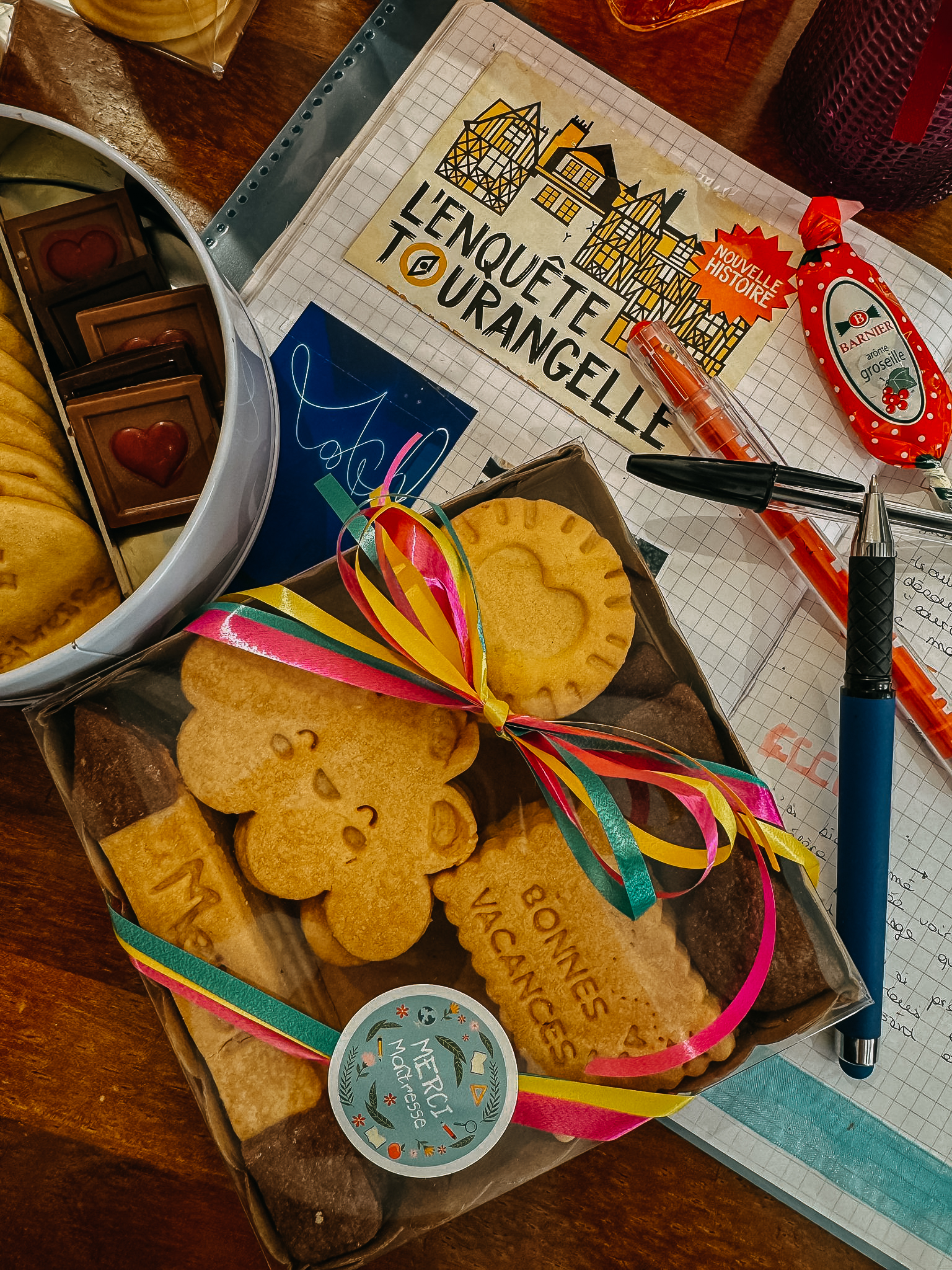 𝐄𝐭 𝐬𝐢 𝐨𝐧 𝐝𝐢𝐬𝐚𝐢𝐭 “𝐦𝐞𝐫𝐜𝐢” 𝐭𝐨𝐮𝐭 𝐞𝐧 𝐠𝐨𝐮𝐫𝐦𝐚𝐧𝐝𝐢𝐬𝐞 ? 🍪🎁

Cette année, nous avons pensé à tout pour gâter les maîtres et maîtresses avant les vacances 🏖️

✏️ Des biscuits « Merci », « Merci Maîtresse » et « Merci Maître » pour plaire à tout le monde ❤️
☀️ Une boîte garnie de biscuits sur le thème des vacances… parfaite pour finir l’année en beauté !
🍫 Et pour les plus gourmands, une boîte mixte de biscuits en chocolat à partager (ou pas 😋)

Une petite attention pleine de goût pour dire merci à celles et ceux qui accompagnent vos enfants tout au long de l’année 🥰 Rendez-vous au 25 rue Gambetta à Azay-le-Rideau 📍