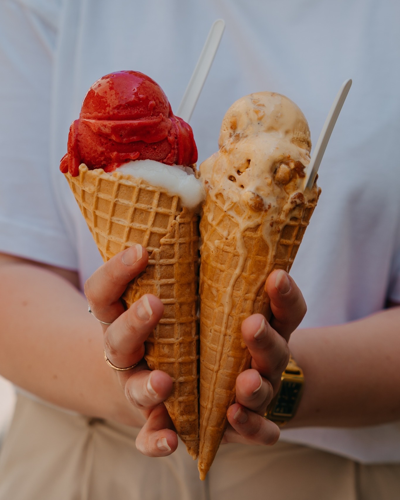 𝐂𝐡𝐞𝐳 𝐁𝐢𝐬𝐜𝐮𝐢𝐭𝐡𝐞́, 𝐨𝐧 𝐚𝐢𝐦𝐞 𝐪𝐮𝐚𝐧𝐝 𝐜̧𝐚 𝐝𝐞́𝐠𝐨𝐮𝐥𝐢𝐢𝐢𝐢𝐢𝐧𝐞 𝐝’𝐚𝐦𝐨𝐮𝐫 ❤️

Nos sorbets et crèmes glacées n’attendent que vous pour un été en toute fraîcheur 🍨

Et si on a un conseil à vous donner : c’est de ne pas trop patienter avant de commencer à les déguster au risque de vous retrouver avec de la glace fondue partout sur les mains (𝑚𝑎𝑖𝑠 𝑒𝑠𝑡-𝑐𝑒 𝑞𝑢𝑒 𝑐𝑒 𝑛’𝑒𝑠𝑡 𝑝𝑎𝑠 𝑐̧𝑎 𝑙𝑒 𝑣𝑟𝑎𝑖 𝑏𝑜𝑛ℎ𝑒𝑢𝑟 ?) 😋

Rendez-vous au 25 rue Gambetta à Azay-le-Rideau 📍