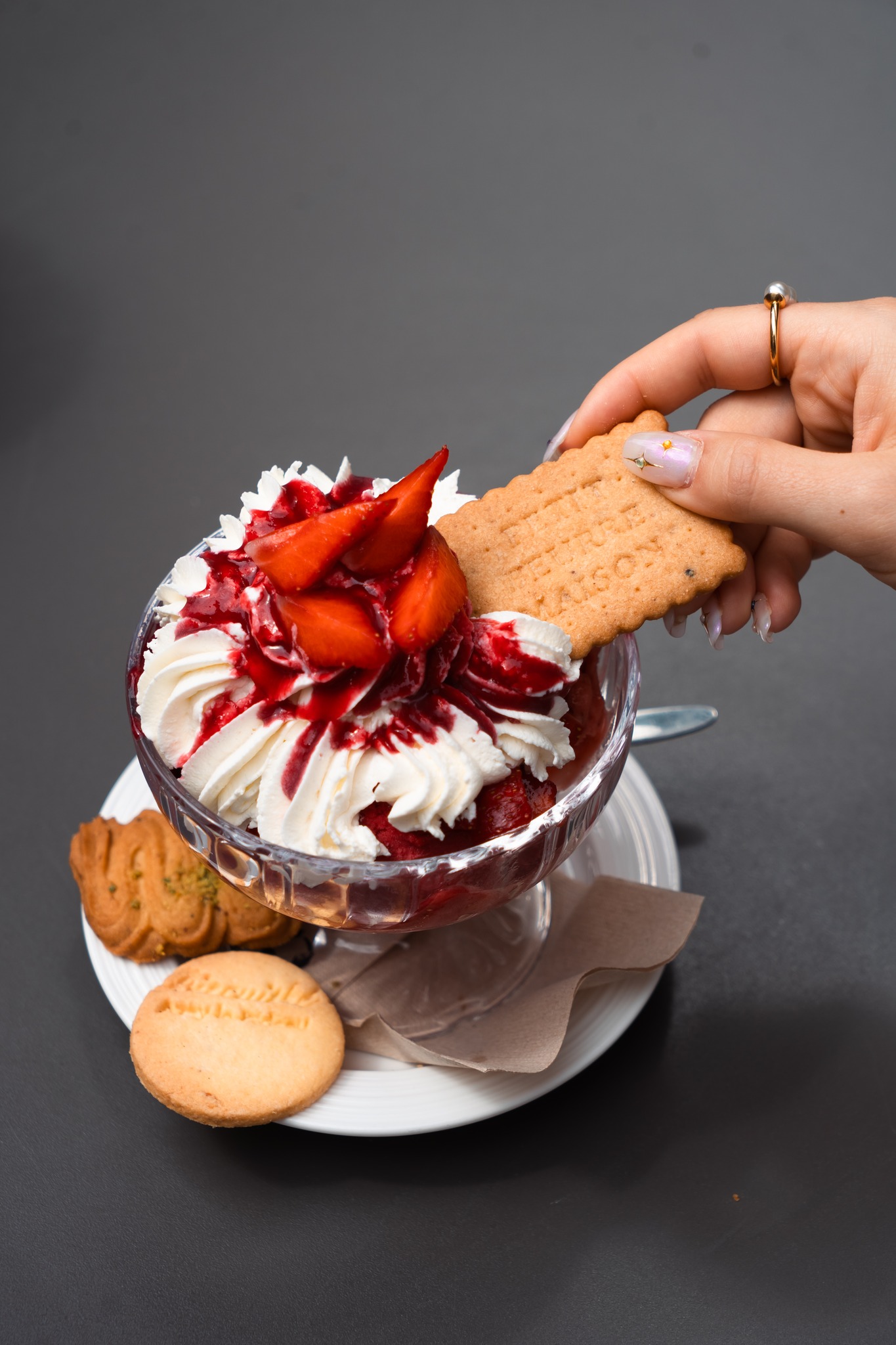 𝐏𝐚𝐫𝐜𝐞 𝐪𝐮’𝐢𝐜𝐢 𝐭𝐨𝐮𝐭 𝐞𝐬𝐭 𝐟𝐚𝐢𝐭 𝐦𝐚𝐢𝐬𝐨𝐧 ✨

🍦 Chantilly
🍨 Crèmes glacées
🍧 Sorbets
🍓 Biscuits

On pourrait presque vous servir des fruits de notre jardin mais on préfère tout de même faire appel à des producteur locaux, comme nos fraises qui viennent directement de Chouzé-sur-Loire à 30km d’Azay-le-Rideau 📍

Retrouvez nos glaces jusqu’au 28 septembre ! Quel est votre parfum préféré ? 🥰