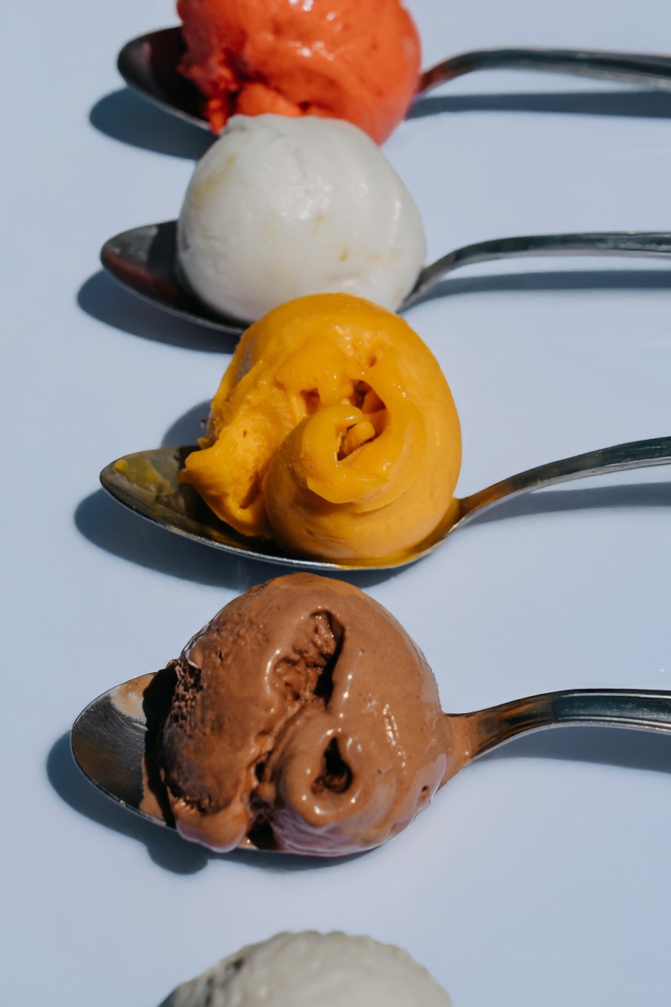 𝐃𝐞𝐬 𝐠𝐥𝐚𝐜𝐞𝐬 𝟏𝟎𝟎% 𝐚𝐫𝐭𝐢𝐬𝐚𝐧𝐚𝐥𝐞𝐬, 𝐟𝐚𝐢𝐭𝐞𝐬 𝐜𝐡𝐚𝐪𝐮𝐞 𝐣𝐨𝐮𝐫 𝐣𝐮𝐬𝐭𝐞 𝐚𝐮-𝐝𝐞𝐬𝐬𝐮𝐬 𝐝𝐞 𝐥𝐚 𝐛𝐨𝐮𝐭𝐢𝐪𝐮𝐞 🍦🧑‍🍳

Chez Biscuithé, les parfums ne viennent pas de loin : ils naissent ici, dans notre atelier, au rythme des sorbets fruités et des crèmes glacées ultra-gourmandes 😋

Chaque jour, on turbine avec passion pour vous proposer des glaces fraîches, locales et faites maison, à savourer sans modération 🥰

C’est quoi votre parfum préféré ? 👀