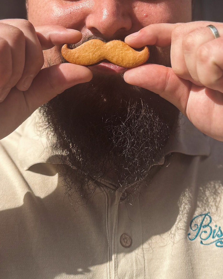 𝐂𝐡𝐞𝐳 𝐁𝐢𝐬𝐜𝐮𝐢𝐭𝐡𝐞́, 𝐨𝐧 𝐩𝐞𝐧𝐬𝐞 𝐚𝐮𝐱 𝐩𝐚𝐩𝐚𝐬 𝐠𝐨𝐮𝐫𝐦𝐚𝐧𝐝𝐬 🥰

❤️ Pour la fête des pères cette année, retrouvez en boutique nos créations originales :

👉 Des petits biscuits “Bonne fête papa”
👉 De superbes moustaches à croquer
👉 Une boîte garnie de moustaches au gianduja et de petits biscuits “Bonne fête papa”

Rendez-vous au 25 rue Gambetta à Azay-le-Rideau 📍