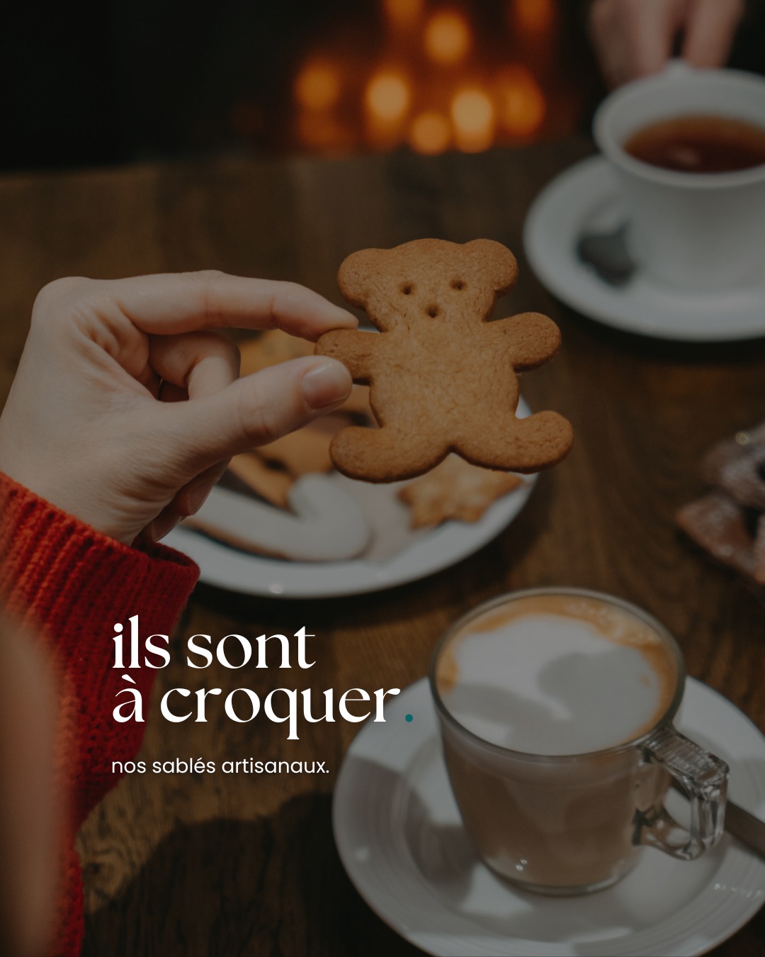 𝗜𝗹𝘀 𝘀𝗼𝗻𝘁 𝗮 𝗰𝗿𝗼𝗾𝘂𝗲𝗿.
𝗟𝗶𝘁𝘁𝗲𝗿𝗮𝗹𝗲𝗺𝗲𝗻𝘁. 😋

Nos sablés de Noël reviennent pour en mettre plein les yeux (et les papilles) :
🐻 les petits oursons trop mignons,
❤️ les cœurs tout doux,
🍭 et les sucres d’orge version sablé, prêts à faire fondre tout le monde.

Mais attendez… on a gardé le meilleur pour la fin 🎄
Le Sapin en sablé et mendiants fait son grand retour !
Un centre de table 100% gourmand, 100% “wouahou”, qui transformera instantanément votre dessert en moment magique.

Retrouvez-les dès maintenant en boutique ou à la commande sur notre site web 👉 https://biscuithe.fr