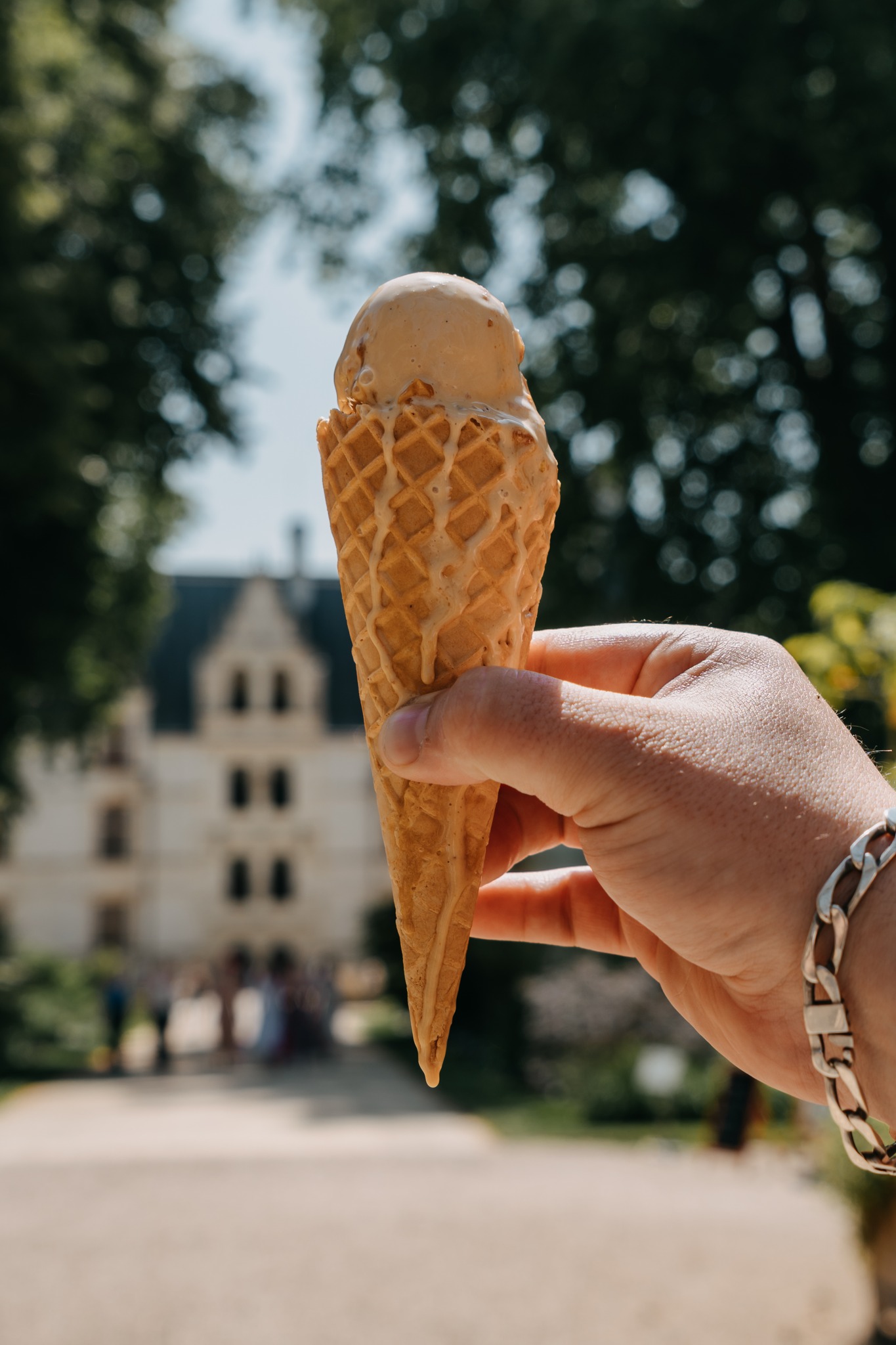 🌙🍦 𝐍𝐨𝐬 𝐡𝐨𝐫𝐚𝐢𝐫𝐞𝐬 𝐝’𝐞́𝐭𝐞́ 𝐬’𝐚𝐝𝐚𝐩𝐭𝐞𝐧𝐭 𝐚̀ 𝐥𝐚 𝐦𝐚𝐠𝐢𝐞 𝐝𝐞𝐬 𝟓𝟎𝟎 𝐚𝐧𝐬 𝐝𝐮 @chateauazaylerideau 🏰✨

À partir du 14 juillet et jusqu’au 23 août, notre espace glace sera ouvert :
☀️ Mardi & Dimanche : de 14h à 18h
🌟 Mercredi, Jeudi, Vendredi & Samedi : de 14h à 23h, en lien avec les soirées du château.

Côté salon de thé / boutique, peu de changements :
🕘 Du Mardi au Dimanche : 9h30–12h30 / 14h–18h30
⚠️ Attention ! Le Dimanche matin, seul l’espace boutique sera ouvert (le salon de thé ouvrira à 14h comme d’habitude).

Une manière gourmande de prolonger vos soirées d’été à Azay‑le‑Rideau entre patrimoine historique et douceurs glacées ❤️