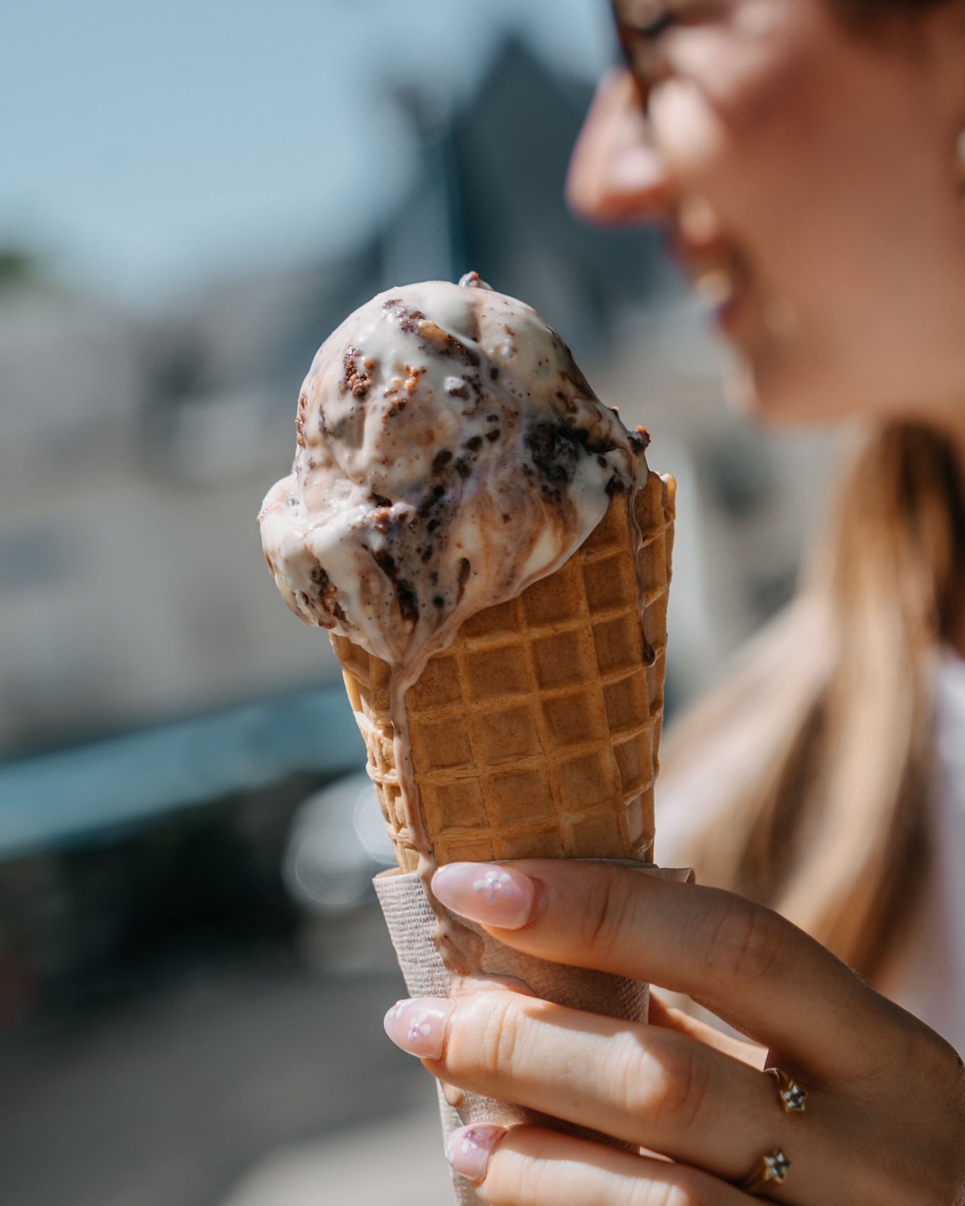 🍦 𝐓𝐞𝐚𝐦 𝐩𝐨𝐭 𝐨𝐮 𝐭𝐞𝐚𝐦 𝐜𝐨𝐫𝐧𝐞𝐭 ?
Chez Biscuithé, on vous sert avec le sourire 😄

Que vous aimiez croquer un cornet doré ou plonger votre cuillère dans un pot bien rempli, nos glaces artisanales sont là pour vous régaler 🥰

On vous attend au 25 rue Gambetta à Azay-le-Rideau 📍