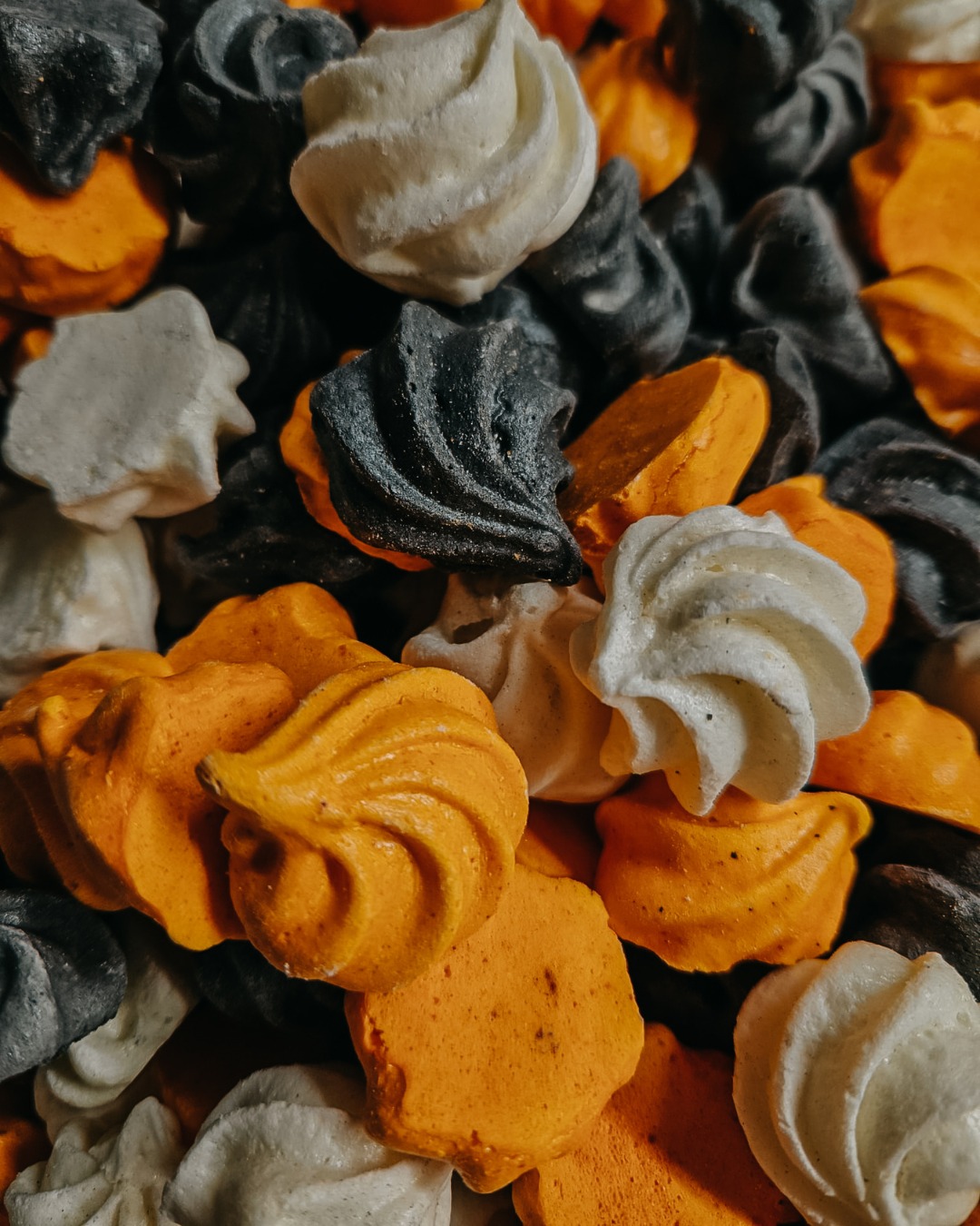 👻 𝙏𝙧𝙞𝙘𝙠 𝙤𝙧 𝙏𝙧𝙚𝙖𝙩... 𝙈𝙖𝙞𝙨 𝙖𝙫𝙚𝙘 𝙙𝙚𝙨 𝘿𝙤𝙪𝙘𝙚𝙪𝙧𝙨 ! 🎃 𝘽𝙞𝙨𝙘𝙪𝙞𝙩𝙝𝙚́ 𝙁𝙚̂𝙩𝙚 𝙃𝙖𝙡𝙡𝙤𝙬𝙚𝙚𝙣 !

Petits monstres et grandes sorcières, préparez vos sacs à bonbons ! Pour un Halloween sans frayeurs (mais plein de saveurs), nous avons concocté une collection monstrueusement gourmande :

👉 Meringues Fantômes et Citrouilles : Un nuage croustillant de douceur aux couleurs vives pour éloigner les mauvais sorts ! 🪄
👉 Nos petites sucettes en chocolat. Le snack rigolo que tout le monde va adorer ! 🍫
👉 Biscuits Esprits Farceurs : De tendres biscuits fantômes, délicieusement fourrés, parfaits pour un goûter d'épouvante 🍪
👉 Trésors en Chocolat : presque trop beaux pour être croqués (presque !)

Venez vite faire le plein de frissons gourmands avant la grande nuit ! ⚡️