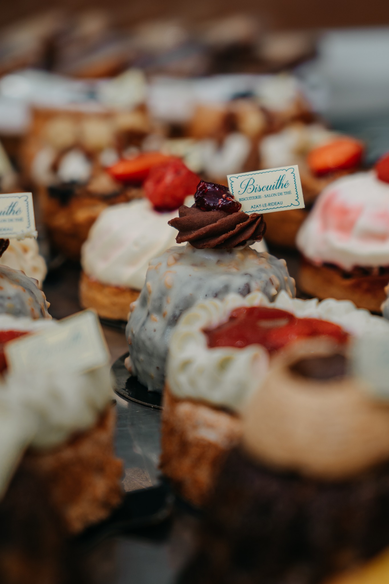 Vous préférez les fruits, le chocolat ou le caramel ? 🤔

Quelque soit votre envie sucrée du moment, vous trouverez votre bonheur parmi notre vitrine de pâtisseries artisanales 🥰

𝐎𝐧 𝐯𝐨𝐮𝐬 𝐝𝐨𝐧𝐧𝐞 𝐫𝐞𝐧𝐝𝐞𝐳-𝐯𝐨𝐮𝐬 𝐥𝐚 𝐬𝐞𝐦𝐚𝐢𝐧𝐞 𝐩𝐫𝐨𝐜𝐡𝐚𝐢𝐧𝐞 𝐩𝐨𝐮𝐫 𝐥𝐚 𝐫𝐞́𝐨𝐮𝐯𝐞𝐫𝐭𝐮𝐫𝐞 𝐝𝐞 𝐥𝐚 𝐛𝐨𝐮𝐭𝐢𝐪𝐮𝐞 👋