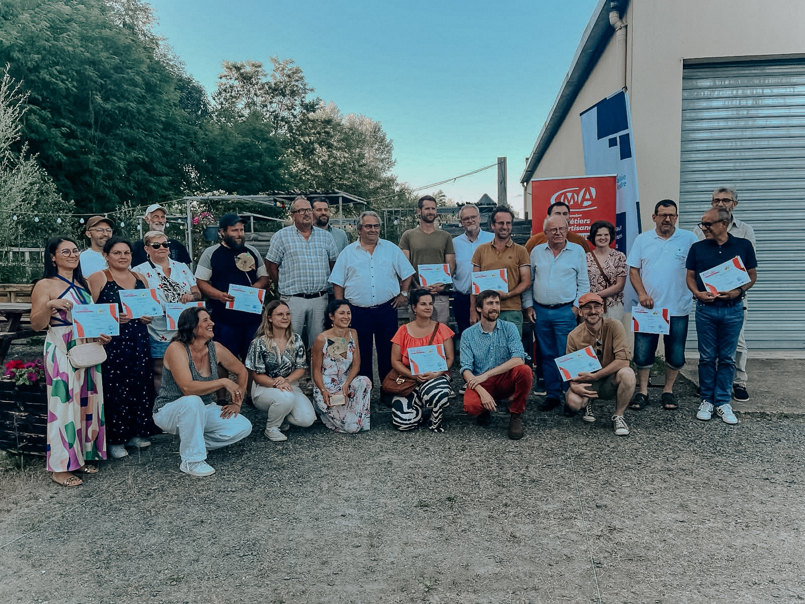 𝐔𝐧𝐞 𝐛𝐞𝐥𝐥𝐞 𝐫𝐞𝐜𝐨𝐦𝐩𝐞𝐧𝐬𝐞 𝐩𝐨𝐮𝐫 𝐁𝐢𝐬𝐜𝐮𝐢𝐭𝐡𝐞́ 🌱🥈

Lundi soir, nous avons eu la joie de recevoir le label Éco‑Défis – catégorie Argent de la @cma.centrevaldeloire et de la Communauté de communes Touraine Vallée de l’Indre.
Une surprise qui nous a fait chaud au cœur et qui récompense tout le travail de Mathilde, Mickaël, Sandrine et Paloma ❤️

Quelques exemples de nos petites habitudes écoresponsables :
🚮 Tri des déchets et compostage des biodéchets, utilisé par Mathilde pour son jardin
🧈 Produits de saison et locaux (beurre, œufs, lait, farine…)
🧹 Produits d’entretien ECOCERT
⚡️ Et plein de petites attentions pour limiter le gaspillage d’énergie et d’eau

𝑈𝑛 𝑔𝑟𝑎𝑛𝑑 𝑚𝑒𝑟𝑐𝑖 𝑎̀ 𝑙𝑎 𝐶𝑀𝐴 𝐶𝑒𝑛𝑡𝑟𝑒‑𝑉𝑎𝑙 𝑑𝑒 𝐿𝑜𝑖𝑟𝑒 𝑝𝑜𝑢𝑟 𝑠𝑜𝑛 𝑎𝑐𝑐𝑜𝑚𝑝𝑎𝑔𝑛𝑒𝑚𝑒𝑛𝑡, 𝑒𝑡 𝑏𝑟𝑎𝑣𝑜 𝑎̀ 𝑡𝑜𝑢𝑠 𝑙𝑒𝑠 𝑎𝑢𝑡𝑟𝑒𝑠 𝑎𝑟𝑡𝑖𝑠𝑎𝑛𝑠 𝑙𝑎𝑏𝑒𝑙𝑙𝑖𝑠𝑒́𝑠 ! 🎉🍾🥂