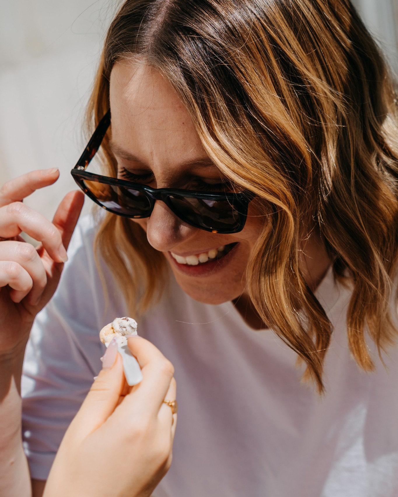 🍦 𝐏𝐚𝐫𝐜𝐞 𝐪𝐮𝐞 𝐥𝐞𝐬 𝐦𝐞𝐢𝐥𝐥𝐞𝐮𝐫𝐬 𝐦𝐨𝐦𝐞𝐧𝐭𝐬 𝐬𝐨𝐧𝐭 𝐜𝐞𝐮𝐱 𝐪𝐮𝐞 𝐥’𝐨𝐧 𝐩𝐚𝐫𝐭𝐚𝐠𝐞… 💛

Préparées avec amour juste au‑dessus de notre salon de thé à Azay‑le‑Rideau, nos glaces ont le goût du fait maison… et des bons moments qu’on passe ensemble ❤️

Une boule, deux boules, peu importe… l’important, c’est de les déguster à deux, en famille ou entre amis 🥰

👉 Et vous, avec qui viendrez‑vous déguster nos glaces artisanales ? 🍨💬