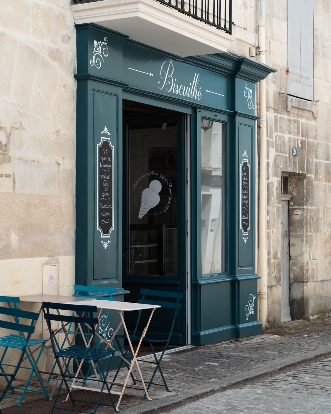 𝐋𝐚𝐢𝐬𝐬𝐞𝐳 𝐯𝐨𝐮𝐬 𝐭𝐞𝐧𝐭𝐞𝐫 𝐩𝐚𝐫 𝐧𝐨𝐬 𝐝𝐞́𝐥𝐢𝐜𝐢𝐞𝐮𝐬𝐞𝐬 𝐠𝐥𝐚𝐜𝐞𝐬 𝐚𝐫𝐭𝐢𝐬𝐚𝐧𝐚𝐥𝐞𝐬 🥰

Le côté glacier vous accueille tous les après-midi du mardi au dimanche en face de notre salon de thé🍦

On vous voit quand ? 🫣